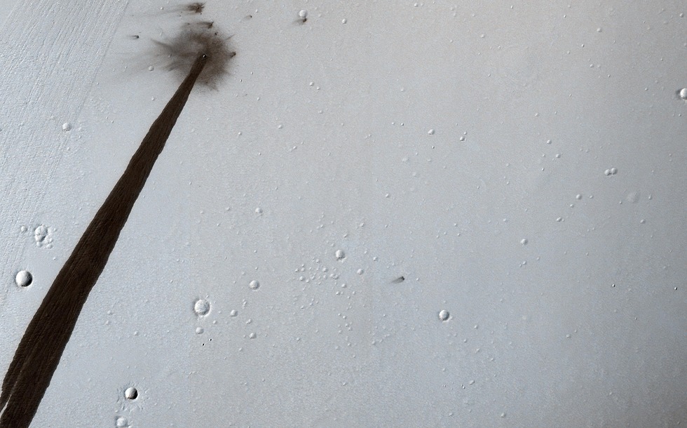 האזור שבו פגע המטאוריט במאדים (צילום: NASA/JPL-Caltech/Univ. of Arizona)