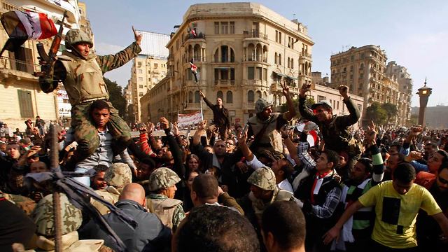 מצרים מפגינים קהיר מנקים את כיכר א-תחריר תחריר  (צילום: רויטרס)