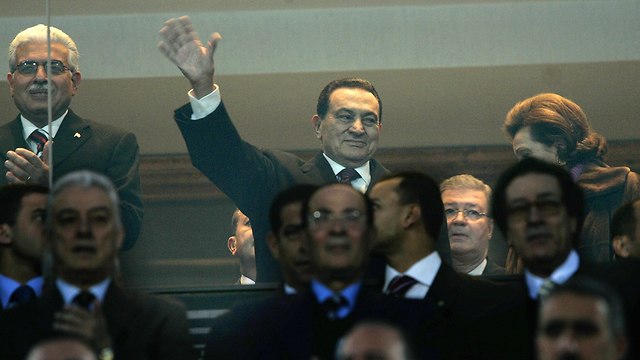 נשיא מצרים חוסני מובארק צופה ב משחק כדורגל (צילום: AP)