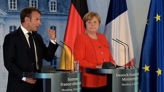 נשיא צרפת עמנואל מקרון פגישה עם אנגלה מרקל ב מסברג גרמניה (צילום: AP)
