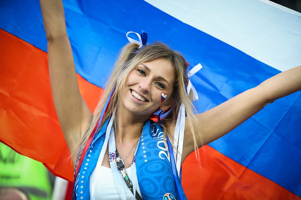 אוהדת נבחרת רוסיה (צילום: עוז מועלם)