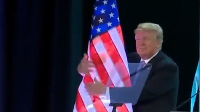 דונלד טראמפ מחבק דגל ()