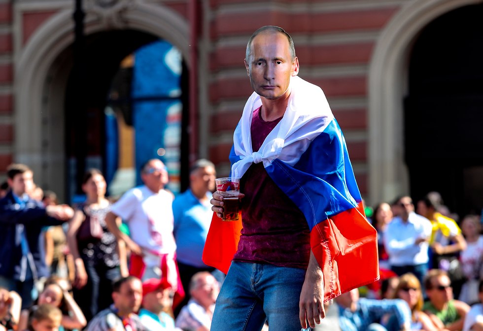 Болельщик в маске Путина. Фото: ЕРА