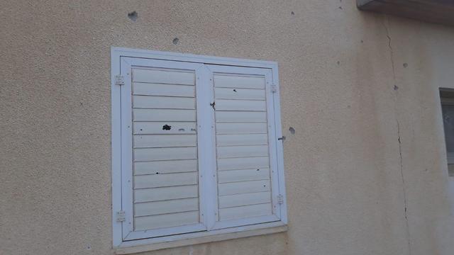 רסיסים פגעו בחלון ביישוב בעוטף עזה (צילום: ביטחון אשכול)