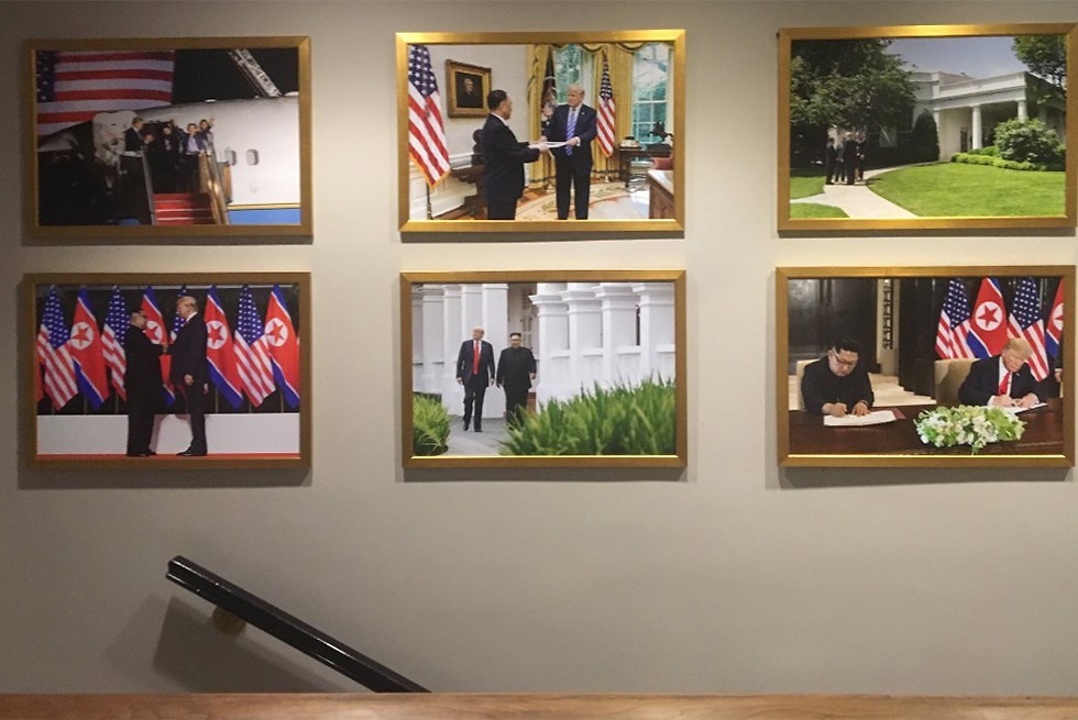 תמונות של דונלד טראמפ ו קים ג'ונג און על הקיר הבית הלבן ארה