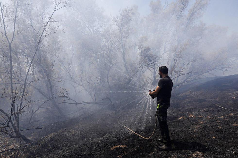 Пожар из-за огненного змея около кибуца Беэри. Фото: EPA