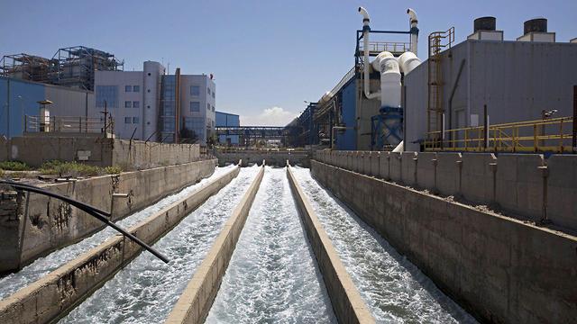 מפעל להתפלת מים בחדרה (צילום: EPA)