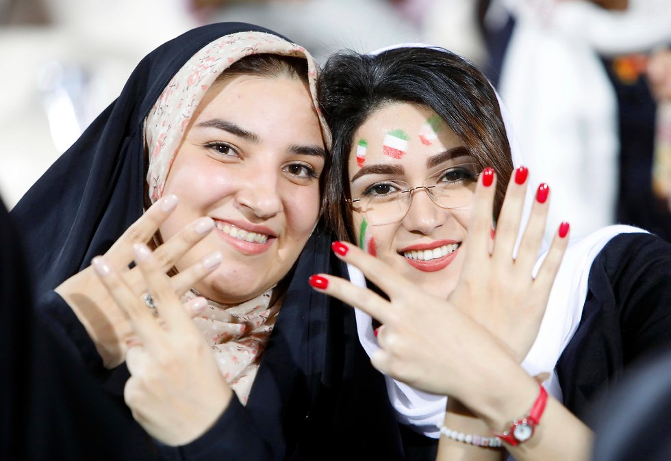 אוהדות נבחרת איראן באצטדיון אזאדי (צילום: EPA)