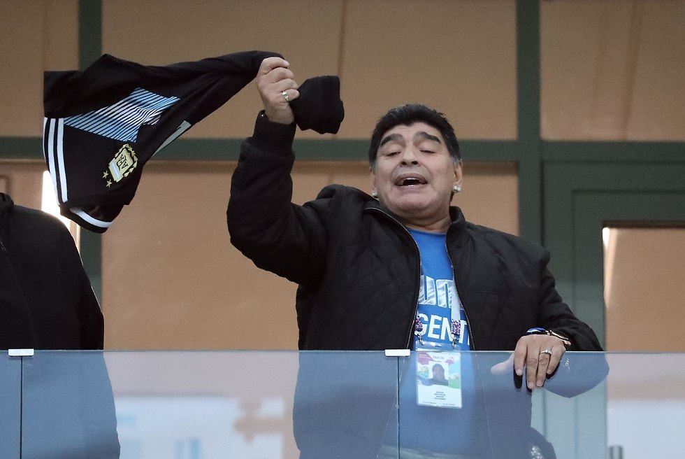 Диего Марадона болеет за соотечественников. Фото: EPA