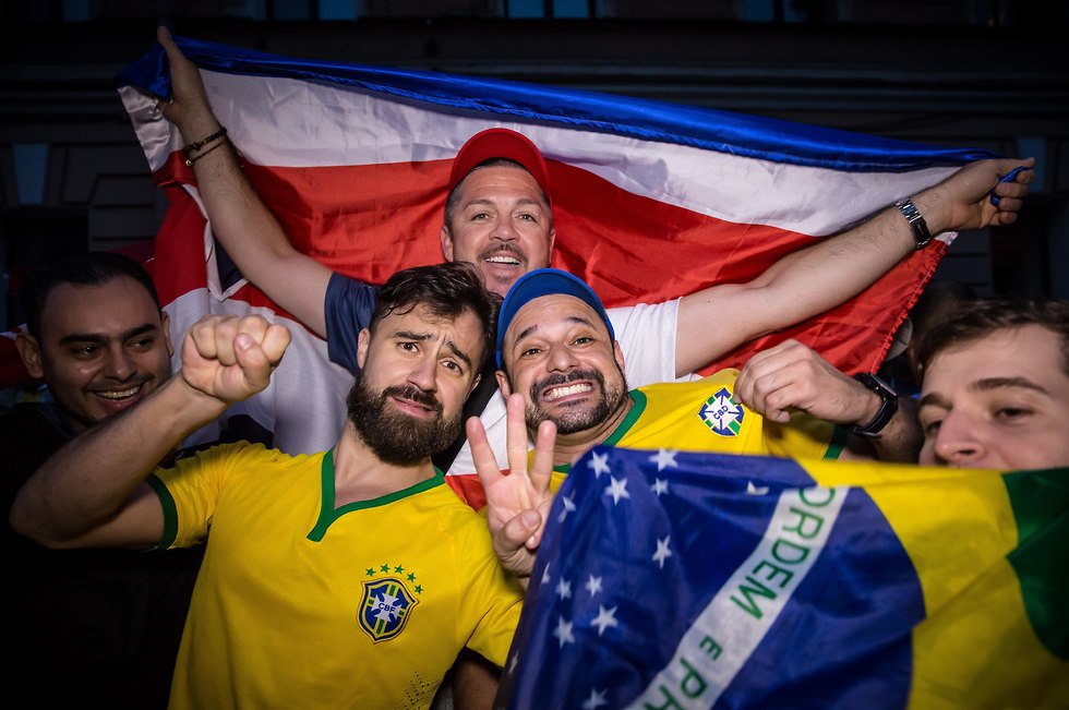 אוהדי נבחרת ברזיל חוגגים את התבוסה של ארגנטינה (צילום: עוז מועלם)