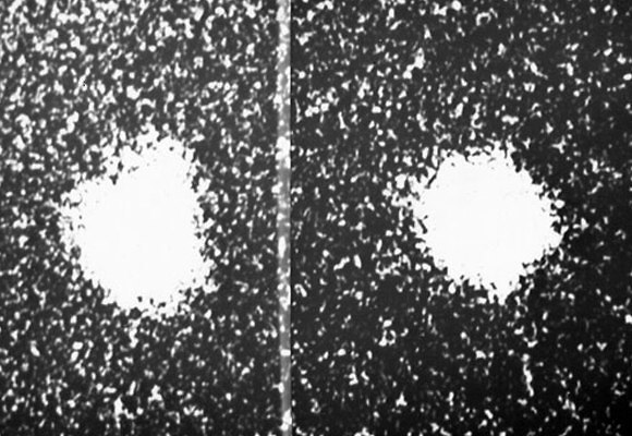 פלוטו עם הכתם של כארון מעל (בלוח השמאלי) ובלי כארון (מימין) בצילומים של כריסטי (צילום: מצפה הכוכבים של הצי, USNO)