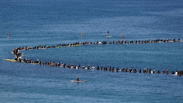 עגל גולשים בחוף הרצליה (צילום: רויטרס)