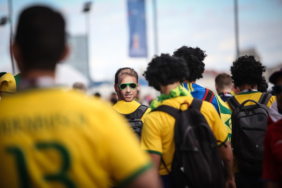 אוהד ברזיל עם מסיכת ניימאר (צילום: עוז מועלם)