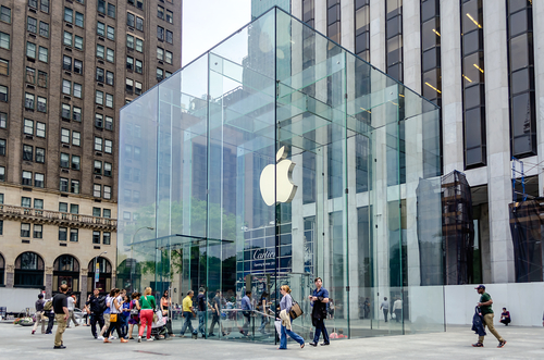 Магазин Apple в Нью-Йорке на знаменитой Пятой авеню. Фото: Marco Rubino shutterstock 