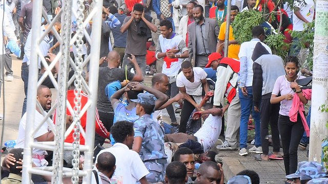 ראש ממשלת אתיופיה אביי אחמד ניצל מ פיצוץ עצרת ב אדיס אבבה (צילום: EPA)