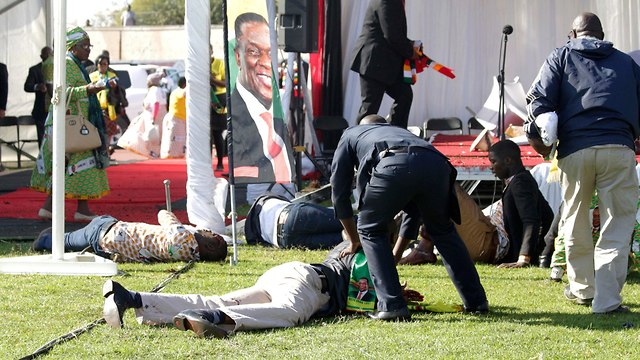התנקשות ב נשיא זימבבואה אמרסון מננגגואה פיצוץ ב עצרת בחירות (צילום: AP)