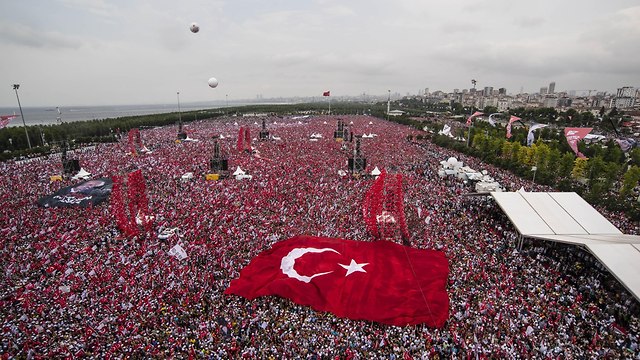 איסטנבול עצרת בחירות של מוהרם אינצ'ה רץ לנשיאות טורקיה (צילום: MCT)