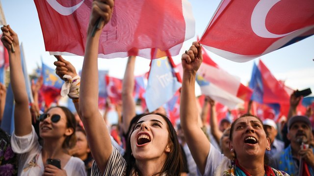 איסטנבול עצרת בחירות של מרל אקשנר רצה לנשיאות טורקיה (צילום: gettyimages)