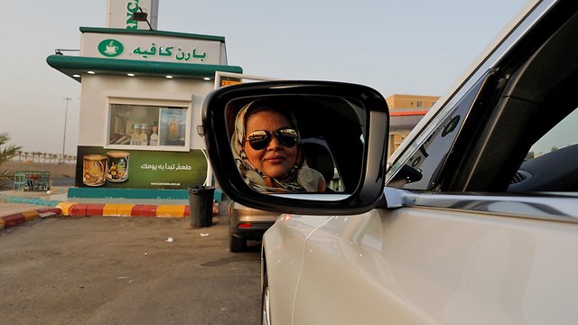 אשה נוהגת בסעודיה (צילום: רויטרס)
