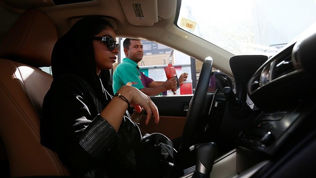 אשה נוהגת בסעודיה (צילום: רויטרס)