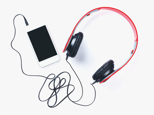 ההמלצה הטובה ביותר היא להשתמש באוזניות עם חוט ולהרחיק את הטלפון מהגוף כמה שאפשר (צילום: Shutterstock)