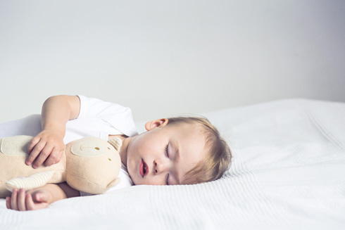 אם אתם נעזרים באינטרקום לתינוק, הרחיקו אותו מהמיטה (צילום: Shutterstock)
