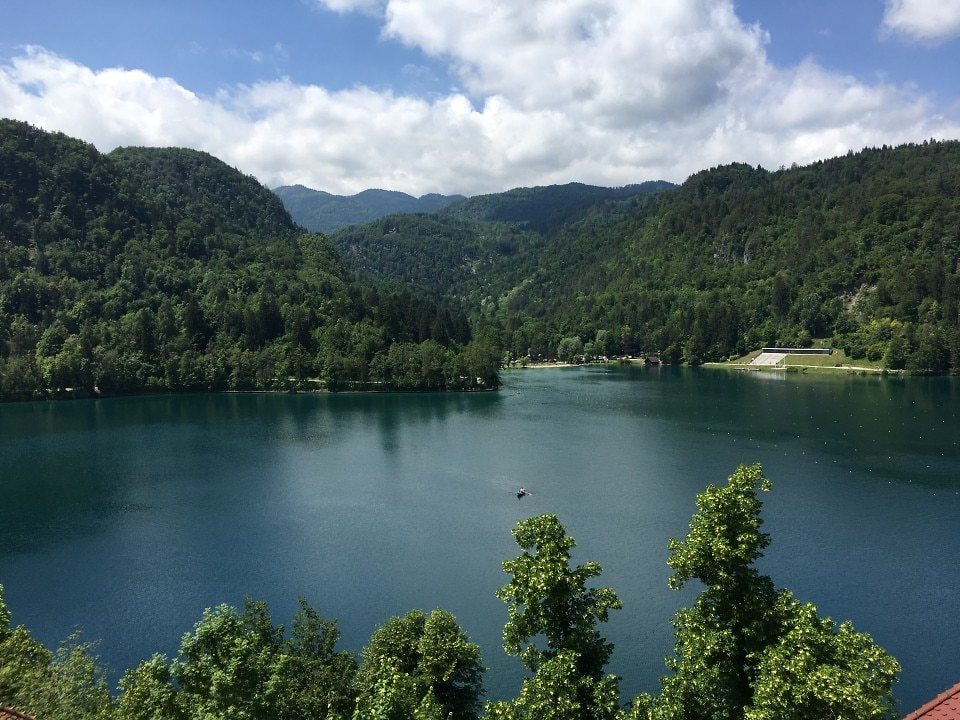אחד מאתרי הנופש המומלצים בסלובניה: אגם בלד (צילום: יניב חלילי)
