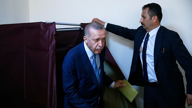 Erdogan voting (Photo: AP)