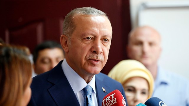 נשיא טורקיה מצביע בקלפי באיסטנבול (צילום: AP)