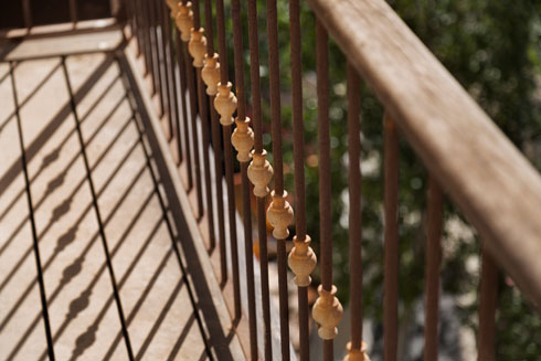 מרפסות עץ תלויות עם מעקות ברזל מעוטרים (צילום: אסף פינצ'וק)