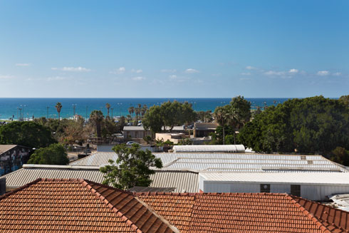 קומת הגג המשוחזרת צופה אל הים (צילום: אסף פינצ'וק)