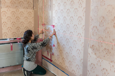 "הקירות נחשפו בעדינות, עד לגילוי השכבה המקורית המצוירת" (צילום: סיון אסקיו)