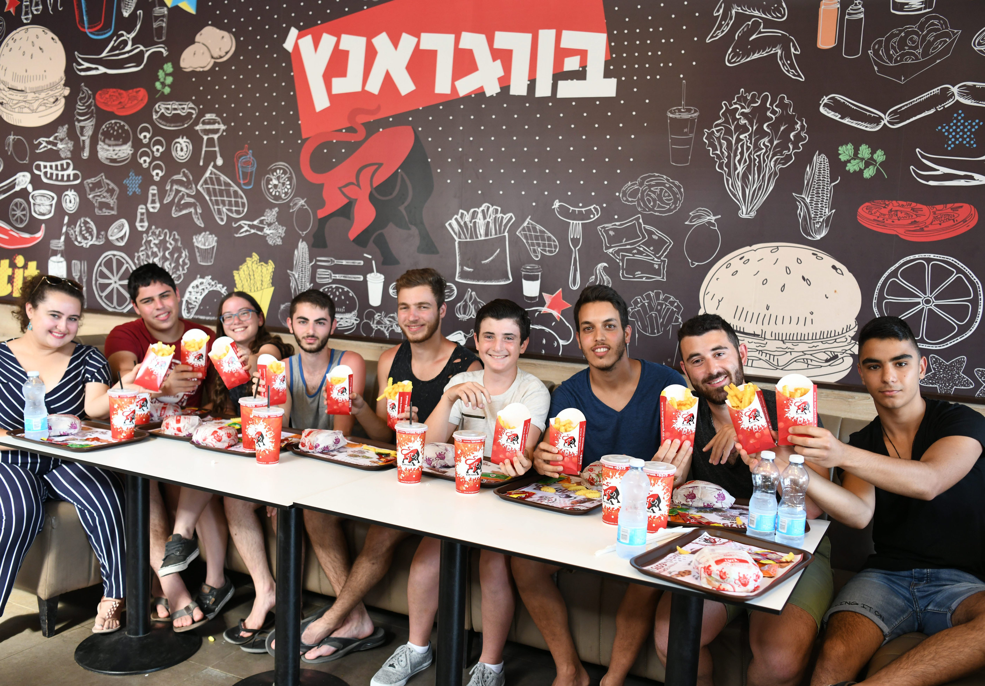 האצבעות פחות שומניות. מימין: עומר, אדם, דין, ליאור, יאיר, איתי, זוהר, נדב וג'סיקה | צילום: יאיר שגיא האצבעות פחות שומניות. מימין: עומר, אדם, דין, ליאור, יאיר, איתי, זוהר, נדב וג'סיקה | צילום: יאיר שגיא