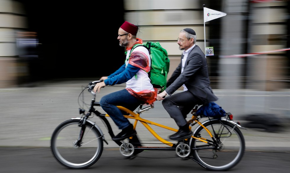 A Muslim and a Jewish man ride a tandem together during a bicycle tandem tour of Jews and Muslems against anti-Semitism and hatred of Muslims in Berlin (Photo: AP)
