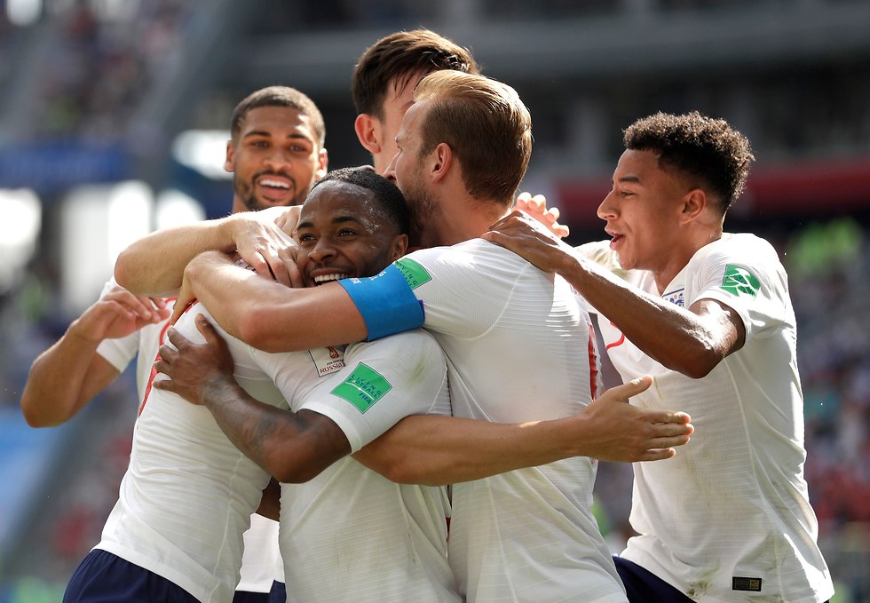 נבחרת אנגליה חוגגת (צילום: AP)
