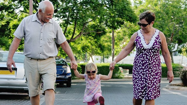 סבא וסבתא ונכד ברחוב (צילום: Shutterstock)