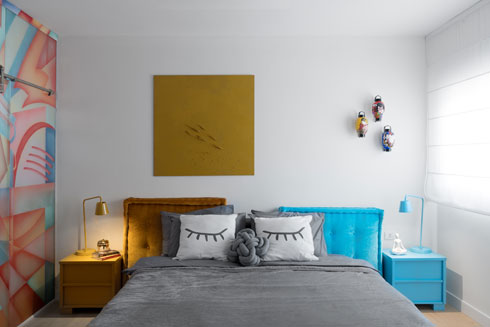 בחדר ההורים. מיטה זוגית, שידות צד ומנורות קריאה בשני צבעים (צילום: גדעון לוין)