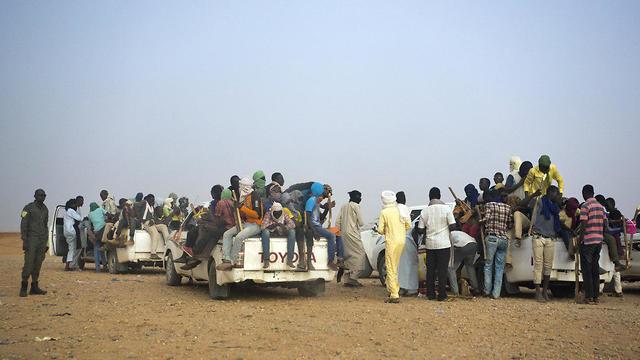 מהגרים חוצים את מדבר הסהרה (צילום: AP)