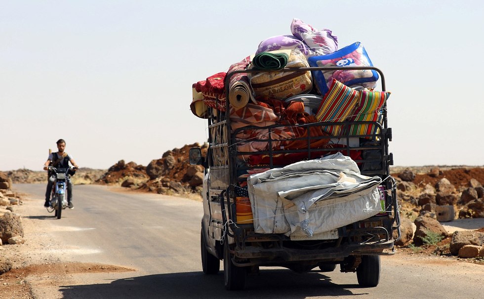 Syrian refugees fleeing the fighting area (Photo: Reuters)