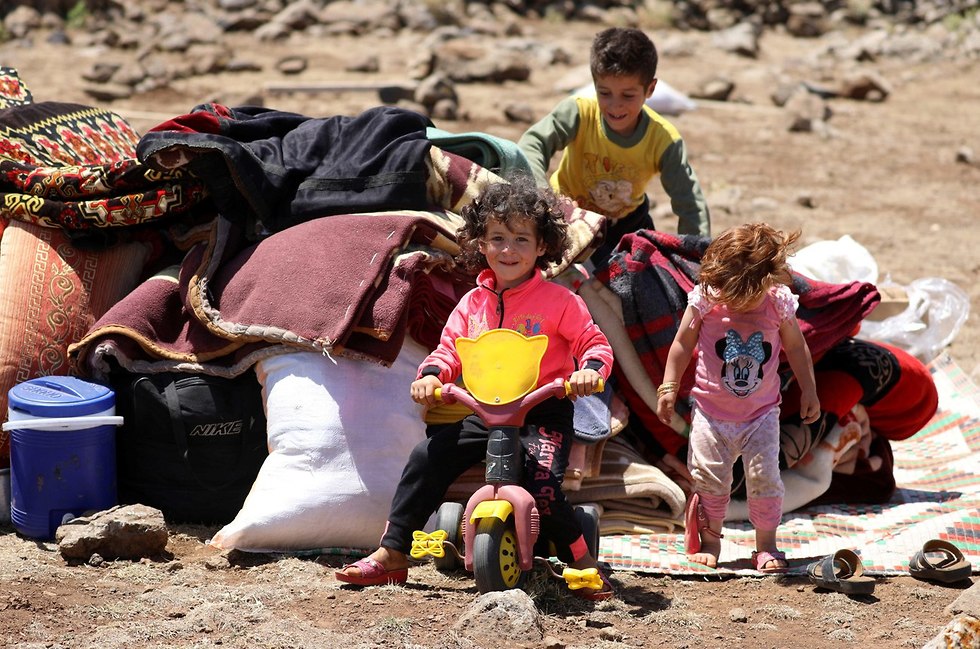 Syrian refugees fleeing the fighting area (Photo: Reuters)