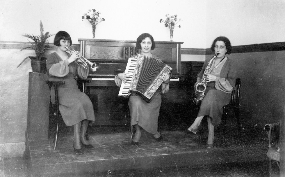 תזמורת של שלישיית נשים במסעדה הגרמנית בירושלים, 1933 (צילום: צבי אורון, אוספי הארכיון הציוני המרכז)