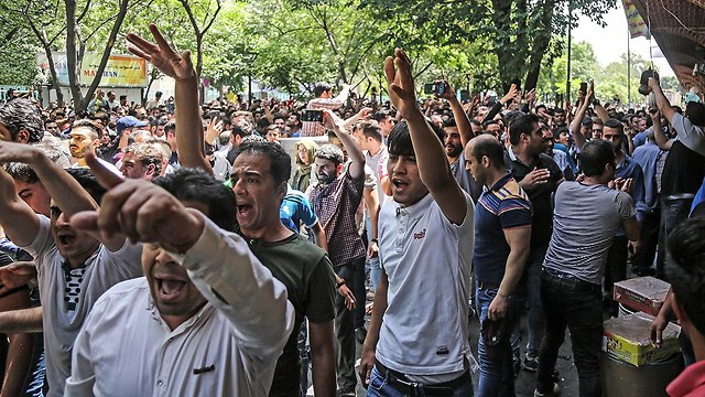 מפגינים בבזאר הגדול של טהרן מחאות נגד המשטר ב איראן (צילום: AP)