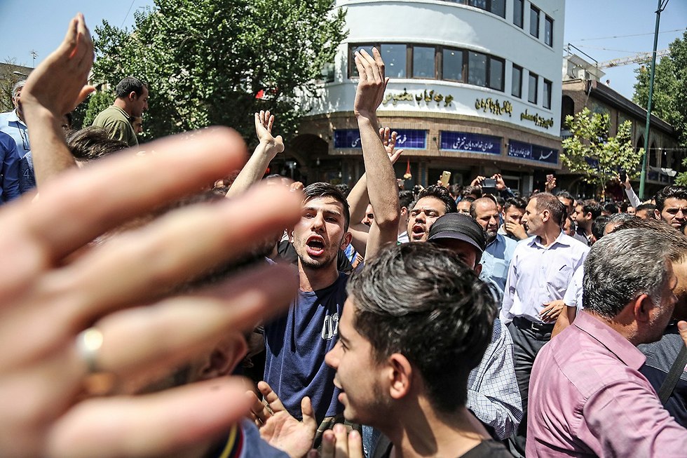 מפגינים בבזאר הגדול של טהרן מחאות נגד המשטר ב איראן (צילום: AP)