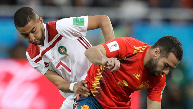 דני קרבחאל נבחרת ספרד חכים זיאש נבחרת מרוקו (צילום: AP)