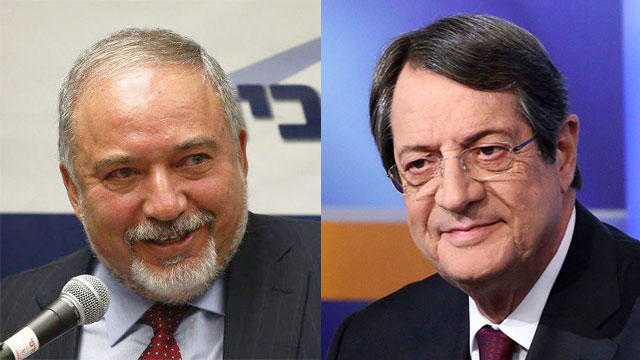 Nicos Anastasiades and Minister Lieberman (Photo: Ohad Zwigenberg, AP)