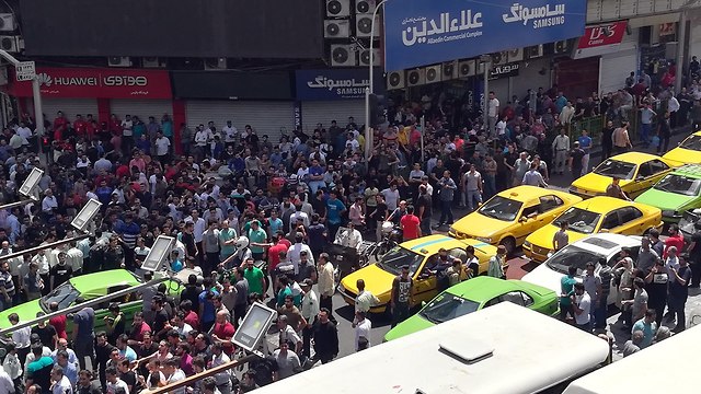 מפגינים על המצב הכלכלי ב איראן טהרן ליד הבזאר הגדול (צילום: EPA)