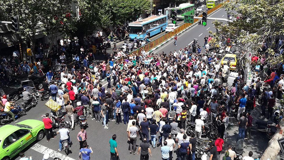 Protesters near Tehran's Grand Bazaar (Photo: EPA)
