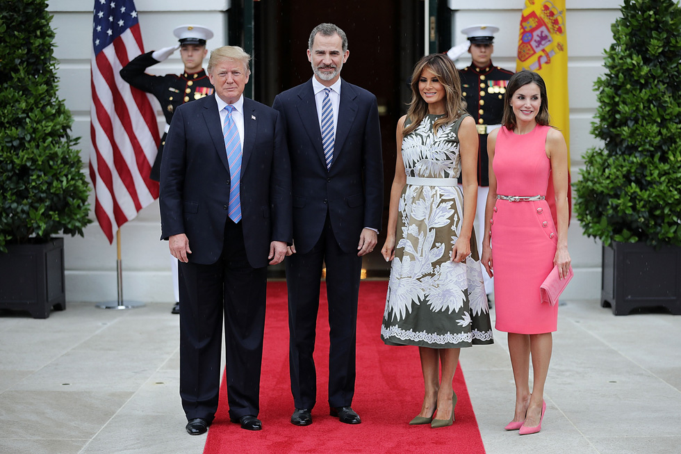 שבוע קודם לכן: מלכת ספרד לטיסיה מגיעה לביקור בבית הלבן בשמלה ורודה (צילום: Chris Kleponis/GettyimagesIL)