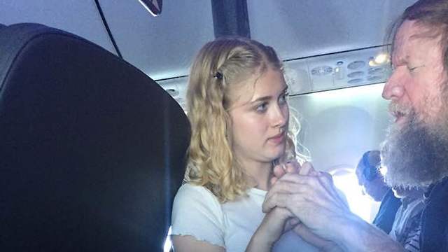 נערה מסייעת לנוסע חירש-עיוור (צילום: facebook / Lynette Scribner)