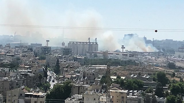 שריפה ליד קניון איילון רמת גן (צילום: עמית פלד)